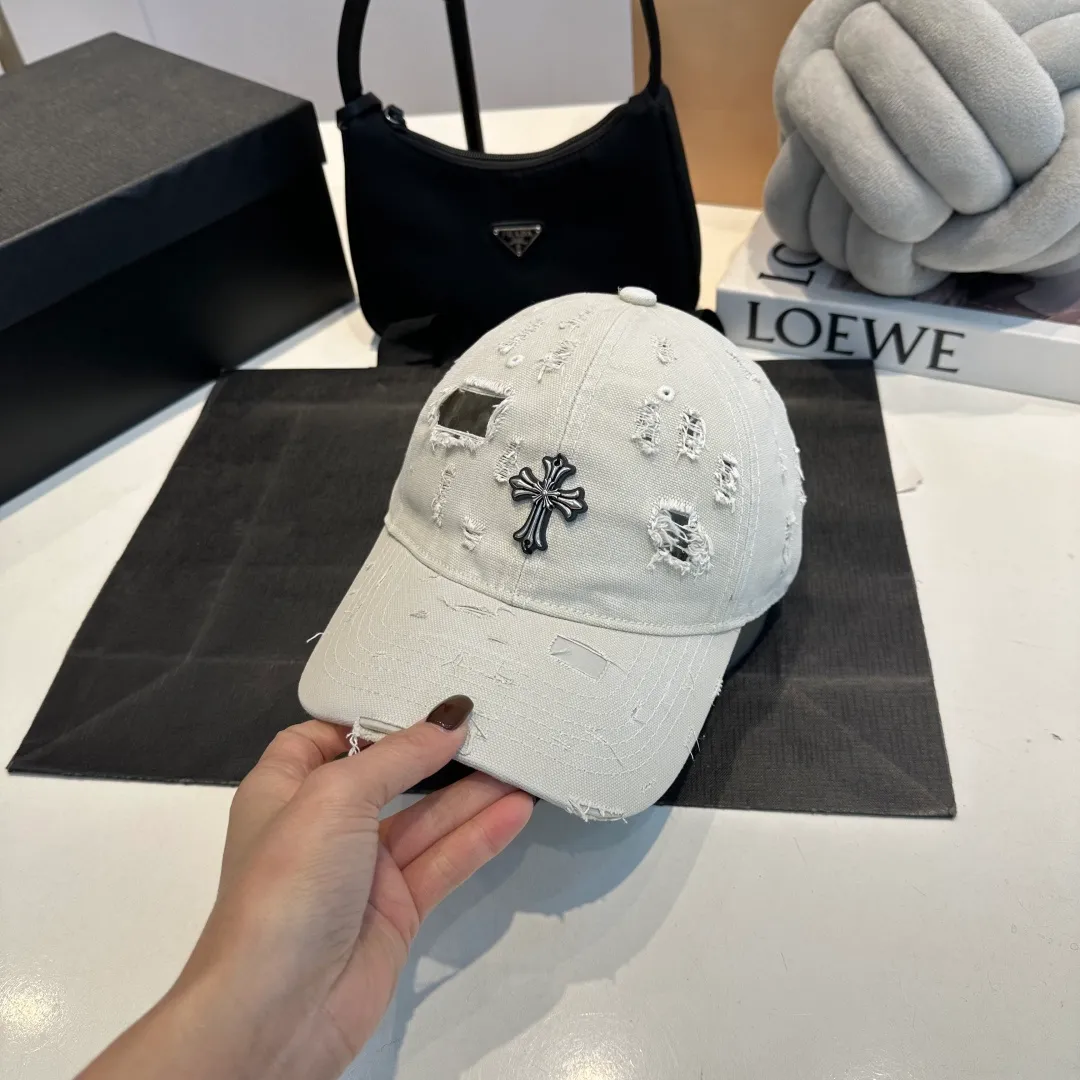 P60 Croxin's new ripped washed cotton baseball cap, a personalized and fashionable style, casual with a cool feel, the same style for men and women! Material: 100% cotton Head circumference: 56-58cm available